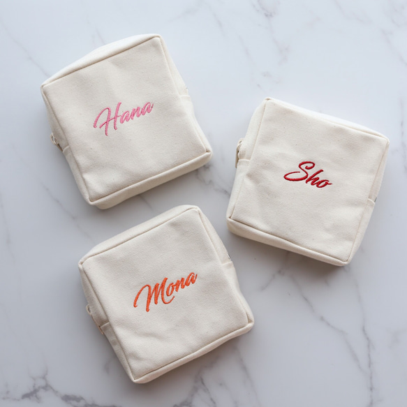 【筆記体-Basic】名入れ スクエアポーチ┃原色カラー 推しカラー 名前入り刺繍 1枚目の画像