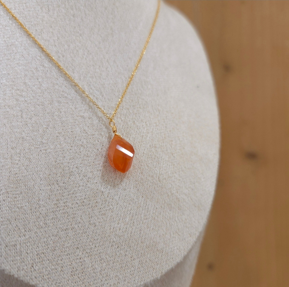 ～1歩を踏み出す勇気を与える～ 一粒天然石のアクセサリー 《evolution》シリーズ・【カーネリアン・ツイストドロッ