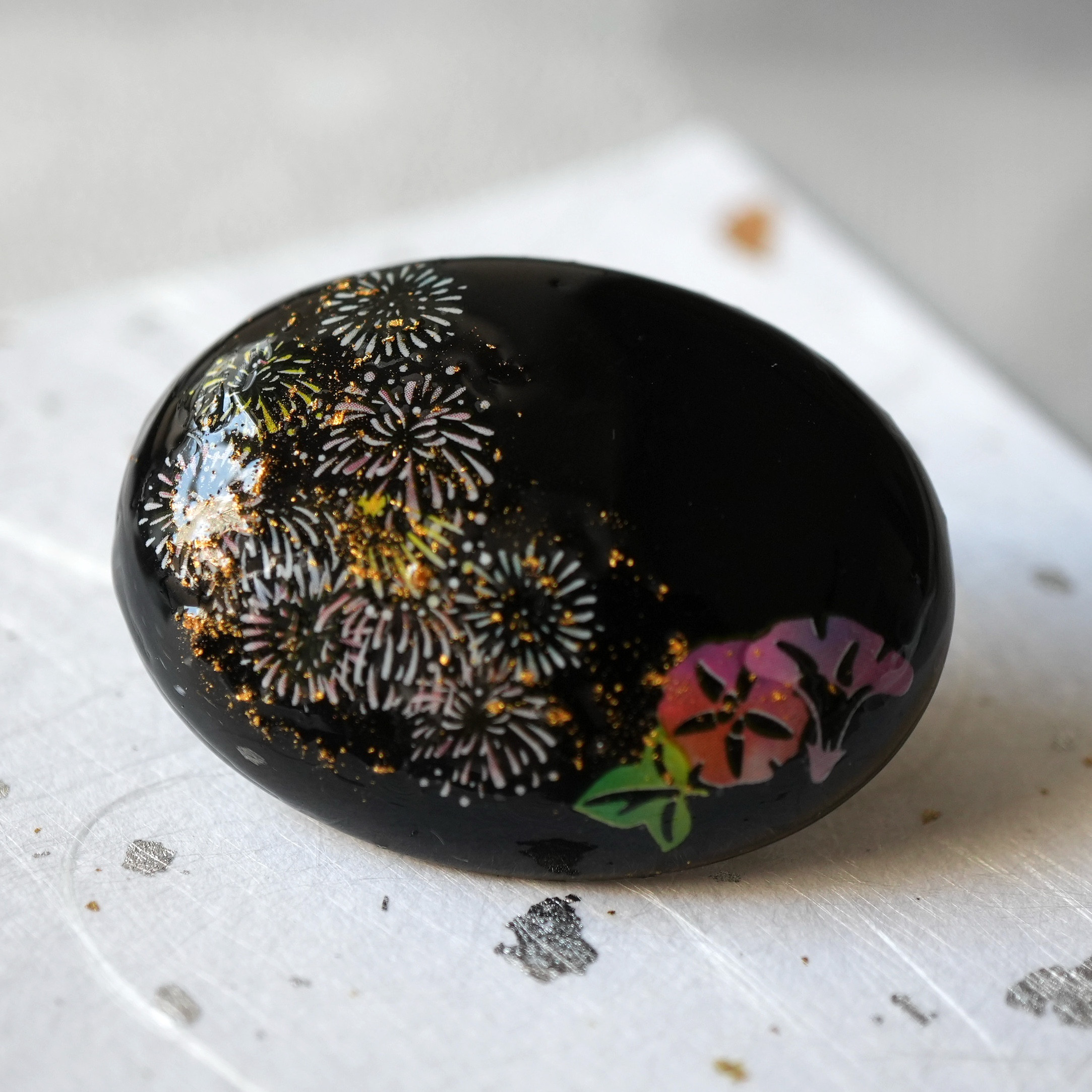 旅気分2025黒瑪瑙と花火、金沢箔の帯留め  ブローチ ポニーフック 夏祭り 浴衣