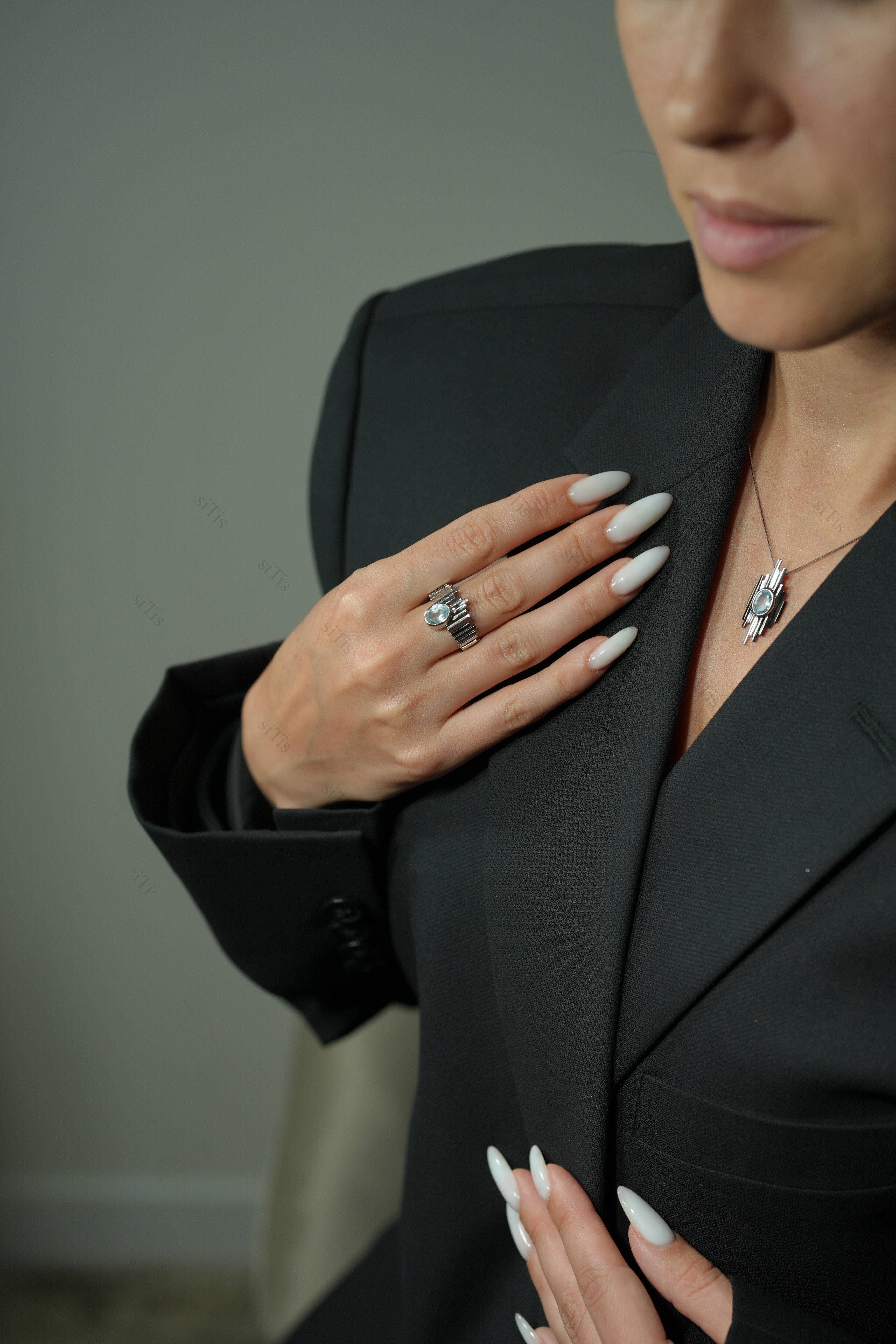 ハンドメイドのシルバーリング  Skalisto Half トパーズ