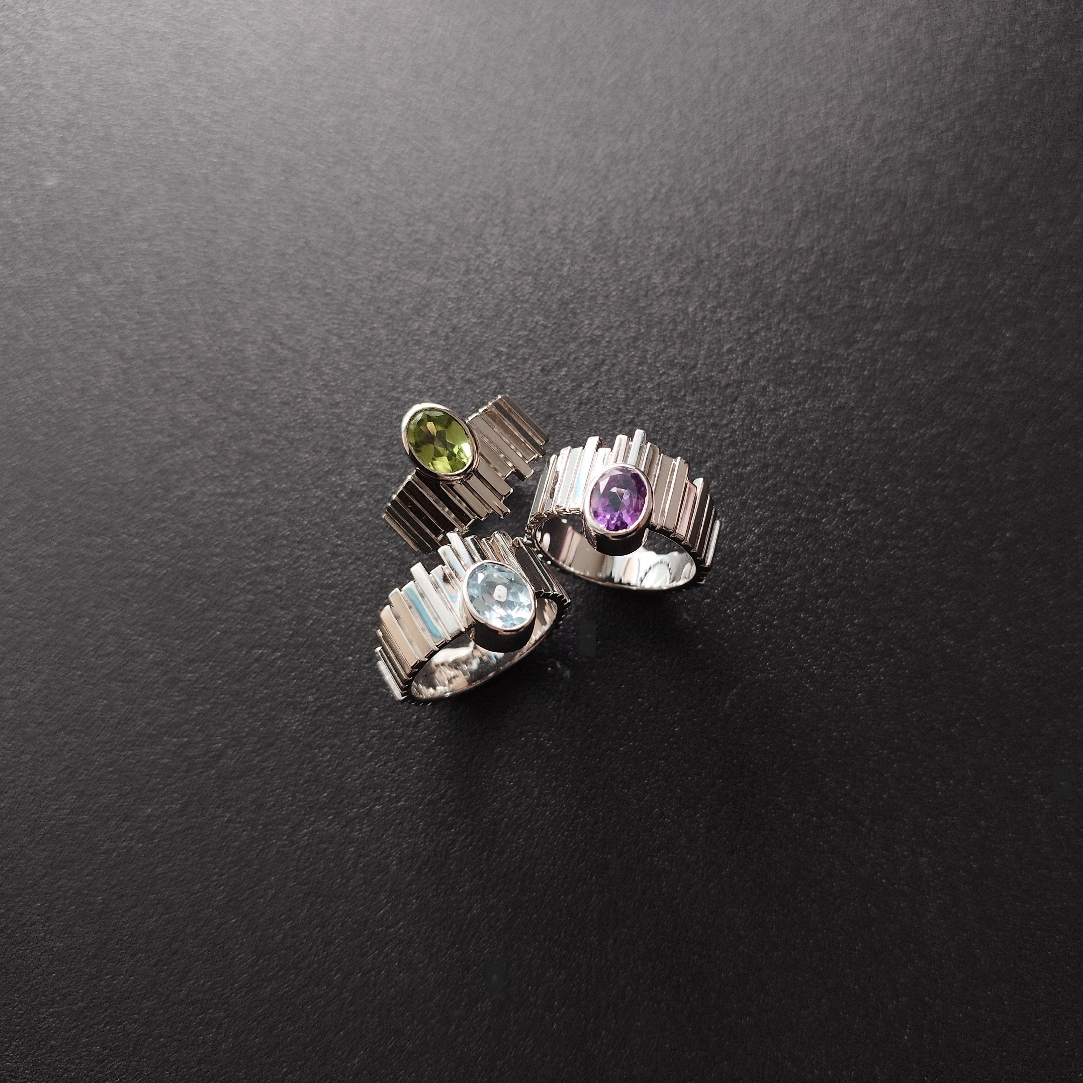 ハンドメイドのシルバーリング  Skalisto Half トパーズ