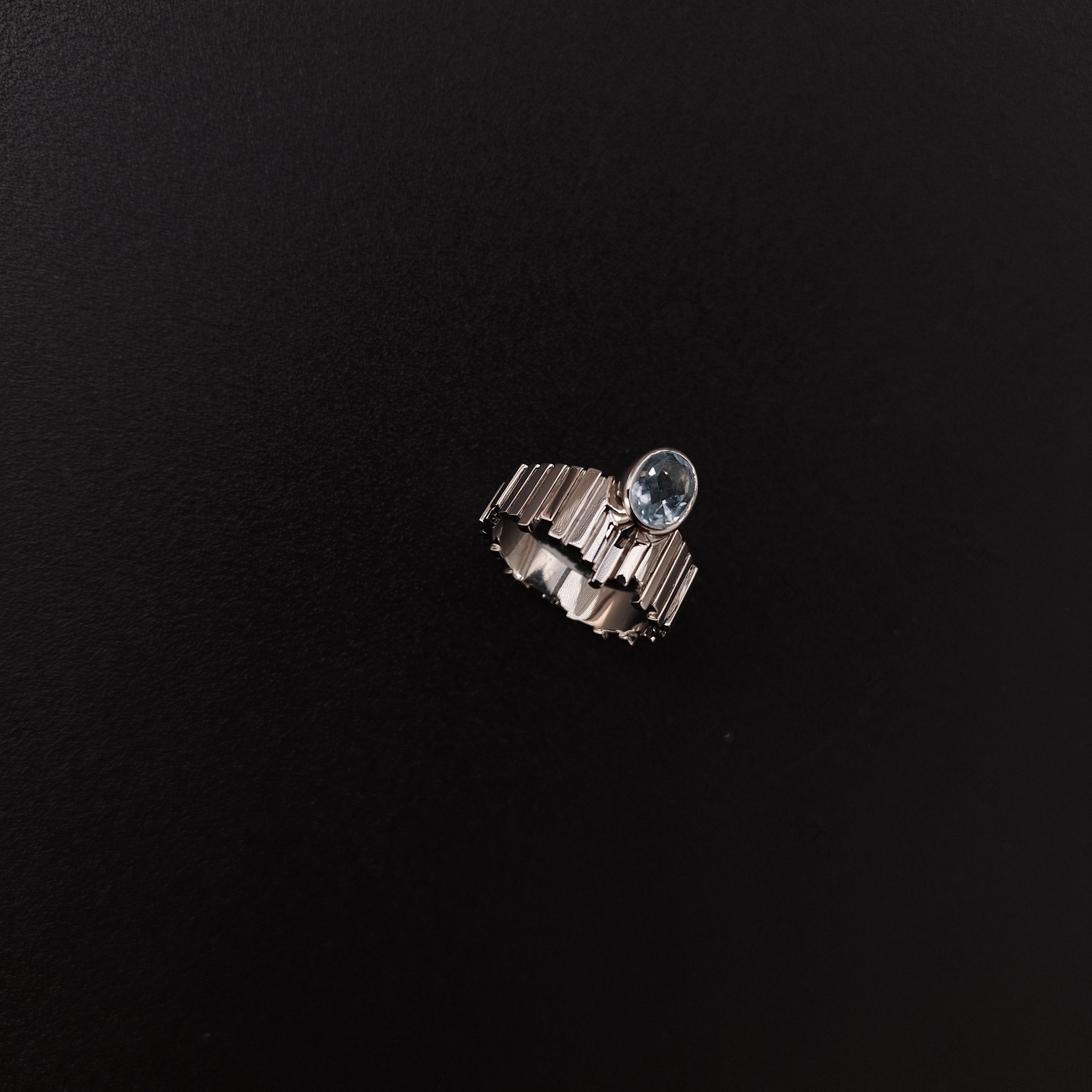 ハンドメイドのシルバーリング  Skalisto Half トパーズ