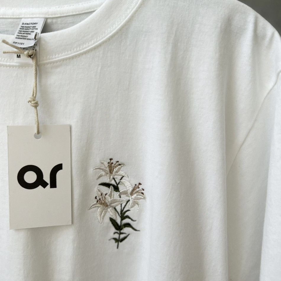 夏終わりセール】4800→3000 刺繍Tシャツ｜百合の花 刺繍・綿100