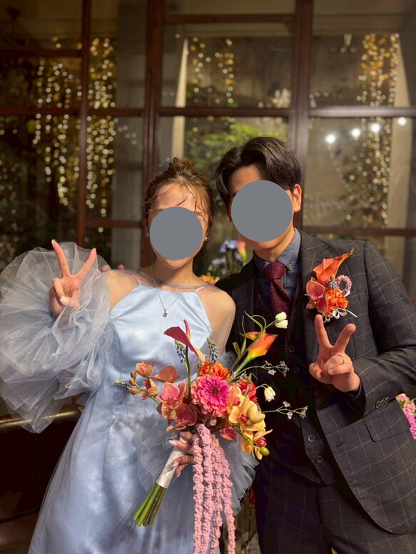 実例写真！パーティードレス ツーピース 水色 披露宴/結婚式 前撮り 抜群のおしゃれ見え 光沢サテン ホルターネック