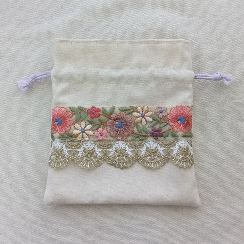ピンク と パープル の 花模様 の インド刺繍リボン の フリル 巾着