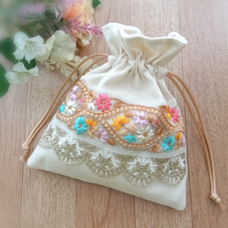 ピンク と パープル の 花模様 の インド刺繍リボン の フリル 巾着