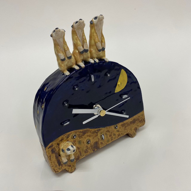 陶の置き時計「ミーアキャット」