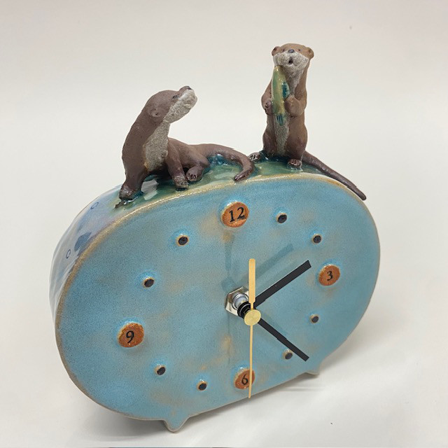 陶の置き時計「カワウソ兄弟」