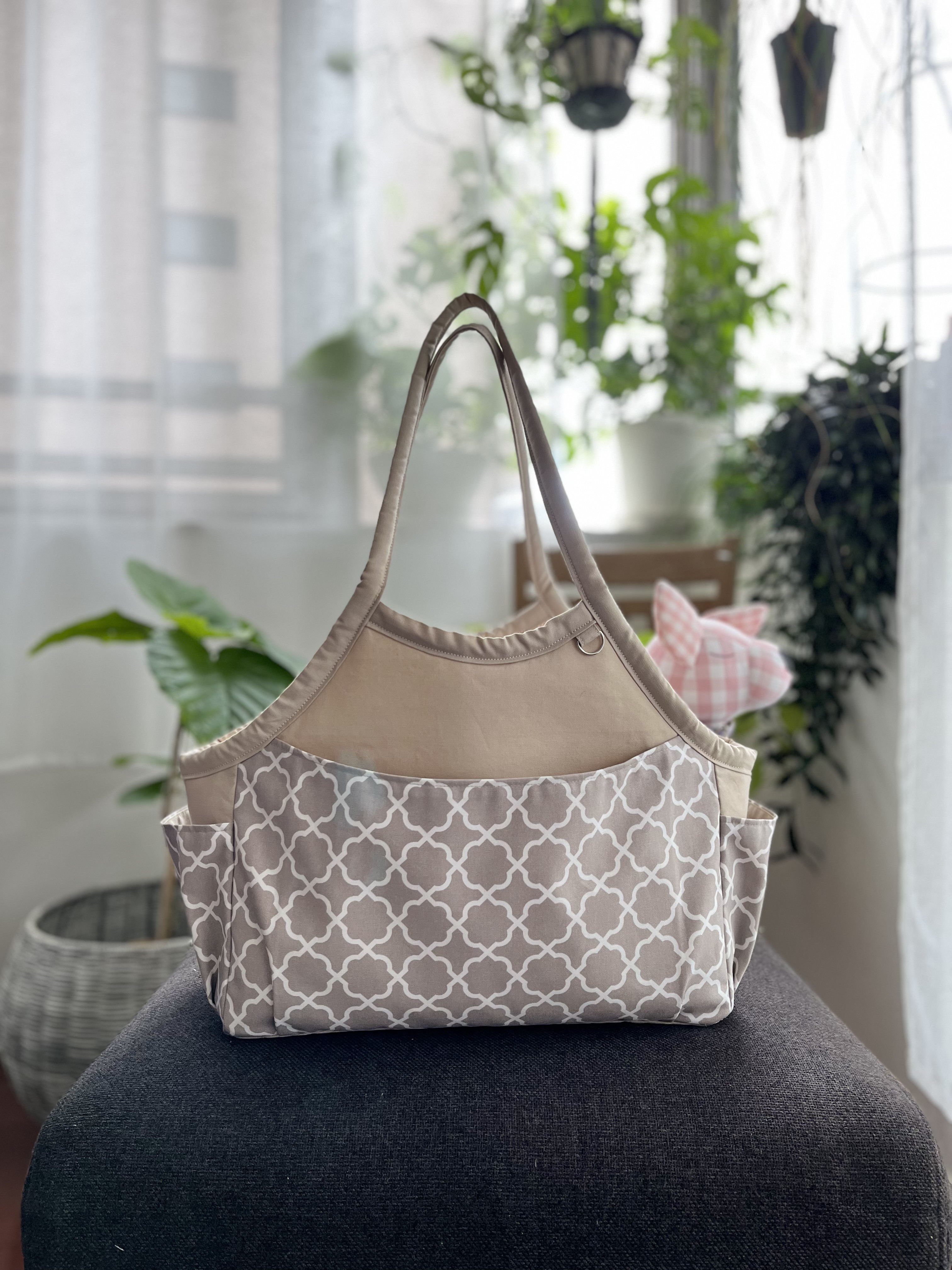 ペット用キャリーバッグ(Mサイズ)  飛び出し防止リード、メッシュネット付き　〈ベージュ × モロッカン柄〉 4,810円