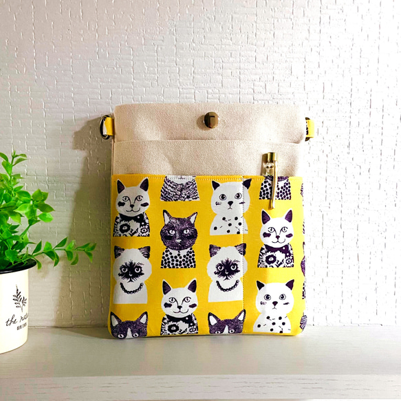 版画風　キュートな猫ちゃん柄  ウエストポーチ　M／イエロー×パープル／2wayポーチ（ウエスト＆ショルダー対応） 1枚目の画像