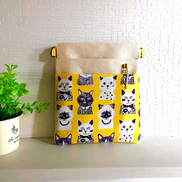 版画風　キュートな猫ちゃん柄  ウエストポーチ　M／イエロー×パープル／2wayポーチ（ウエスト＆ショルダー対応） 2枚目の画像