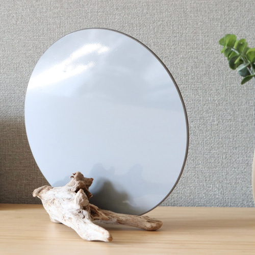 大きさのある流木のミラー