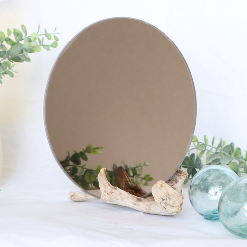 大きさのある流木のミラー