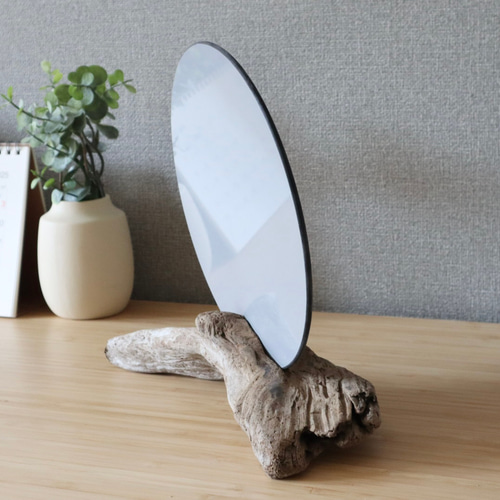 大きさのある流木のミラー