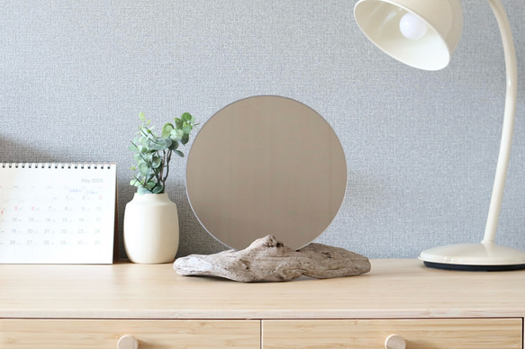 大きさのある流木のミラー