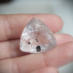 カット入り ヘマタイトインクォーツ s1415 天然石 Funky garuda stone