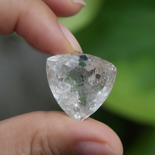 カット入り ヘマタイトインクォーツ s1415 天然石 Funky garuda stone