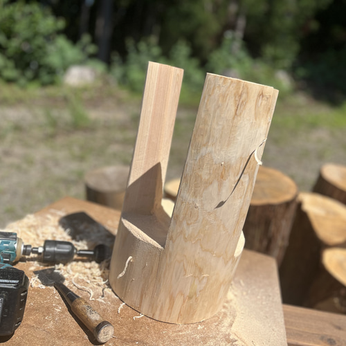 ヒノキ香る天然無垢丸太スツール｜森を歩くようにリラックスできる