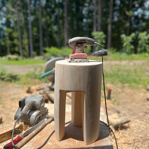 ヒノキ香る天然無垢丸太スツール｜森を歩くようにリラックスできる