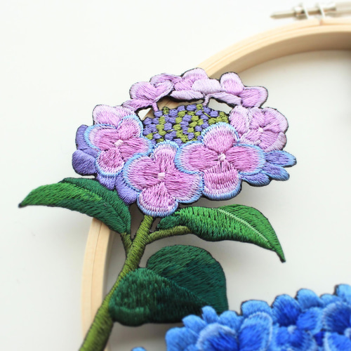 ＊こりどらす＊布リース　刺繍リボン　紫陽花リース こりどらす様専用＊布リース 刺繍リボン 紫陽花リース - メルカリ