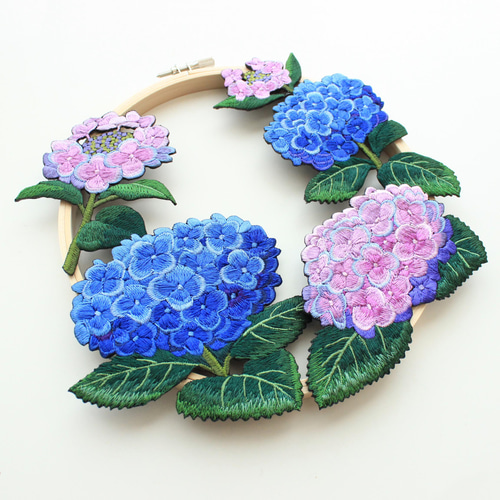 紫陽花の刺繍リース リース Ami 通販 19416734｜Creema(クリーマ)
