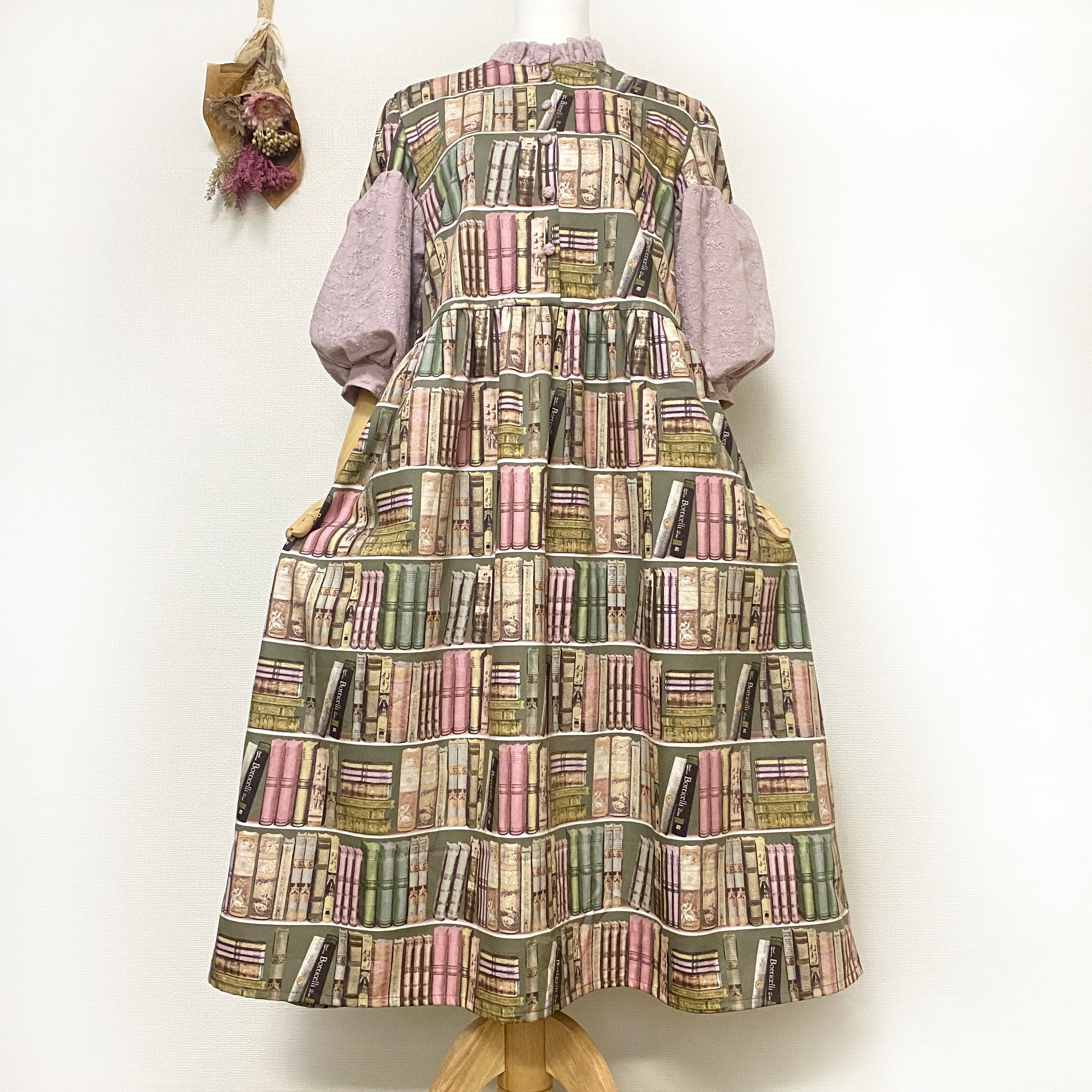 本棚柄×レース袖のレトロフェミニンなゆったりワンピース