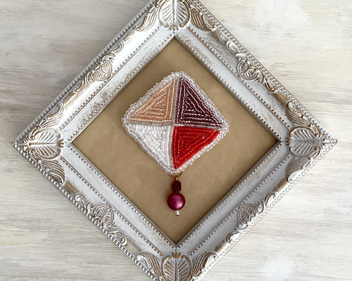 ビーズ刺繍ブローチ【No.04】赤／クリスタル／ひし形／紋章風