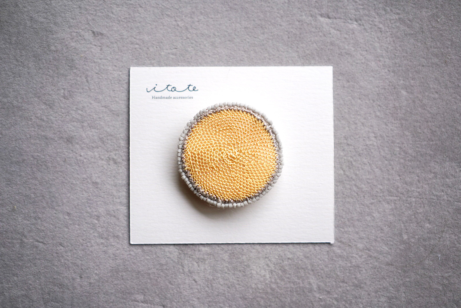 黄色のまんまるブローチ