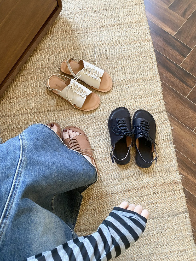 本革シルバーの人文字スリッパ女性用外履き2025年夏新型ソフトフラット快適滑り止めリゾートつま先引き