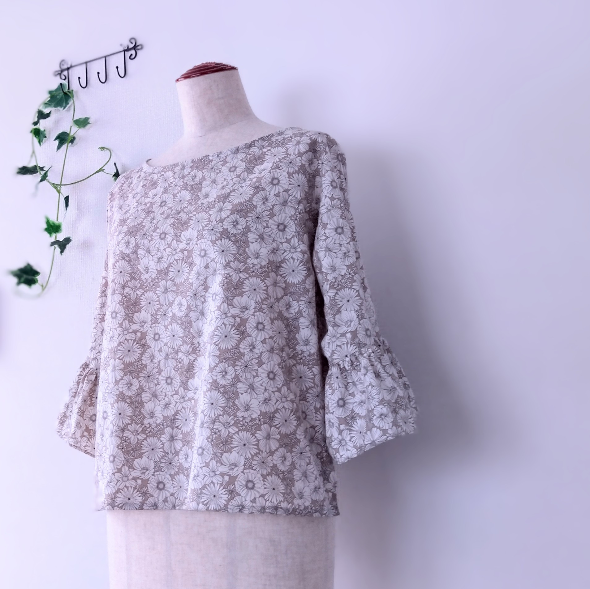 【送料無料】ベージュ花柄のフリル袖ブラウス