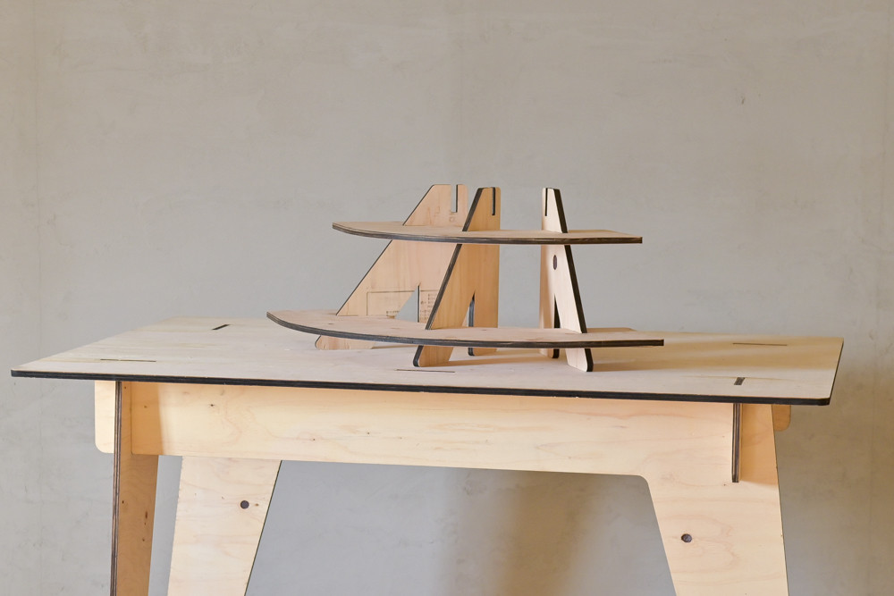 【工具なしでラクラク！組み立て式でマルシェやイベントの出店に便利♪】ディスプレイ什器（カーブ）2段