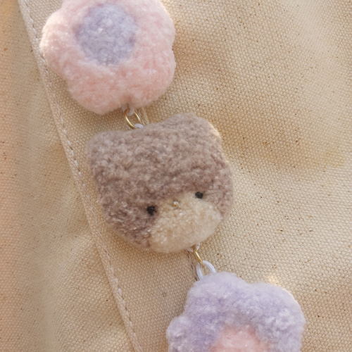 くまとおはなの3連キーホルダー】ふわふわ クマ 花 パンチニードル