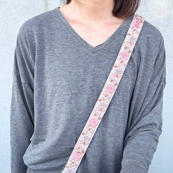印度刺繡絲帶智慧型手機肩帶，玫瑰圖案，粉紅色或炭灰色 第7張的照片