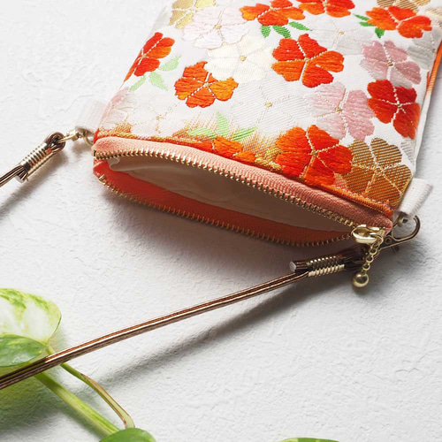 日本の伝統美を纏う、着物帯から仕立てたスマホショルダーバッグ