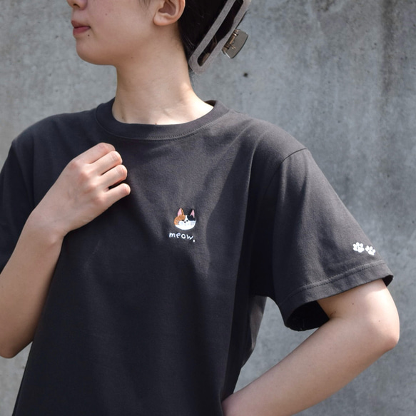 【2025新作】選べる猫29種！ワンポイント猫刺繍Tシャツ【スミクロ】コットン うちの子 メンズ レディース ブラック 1枚目の画像