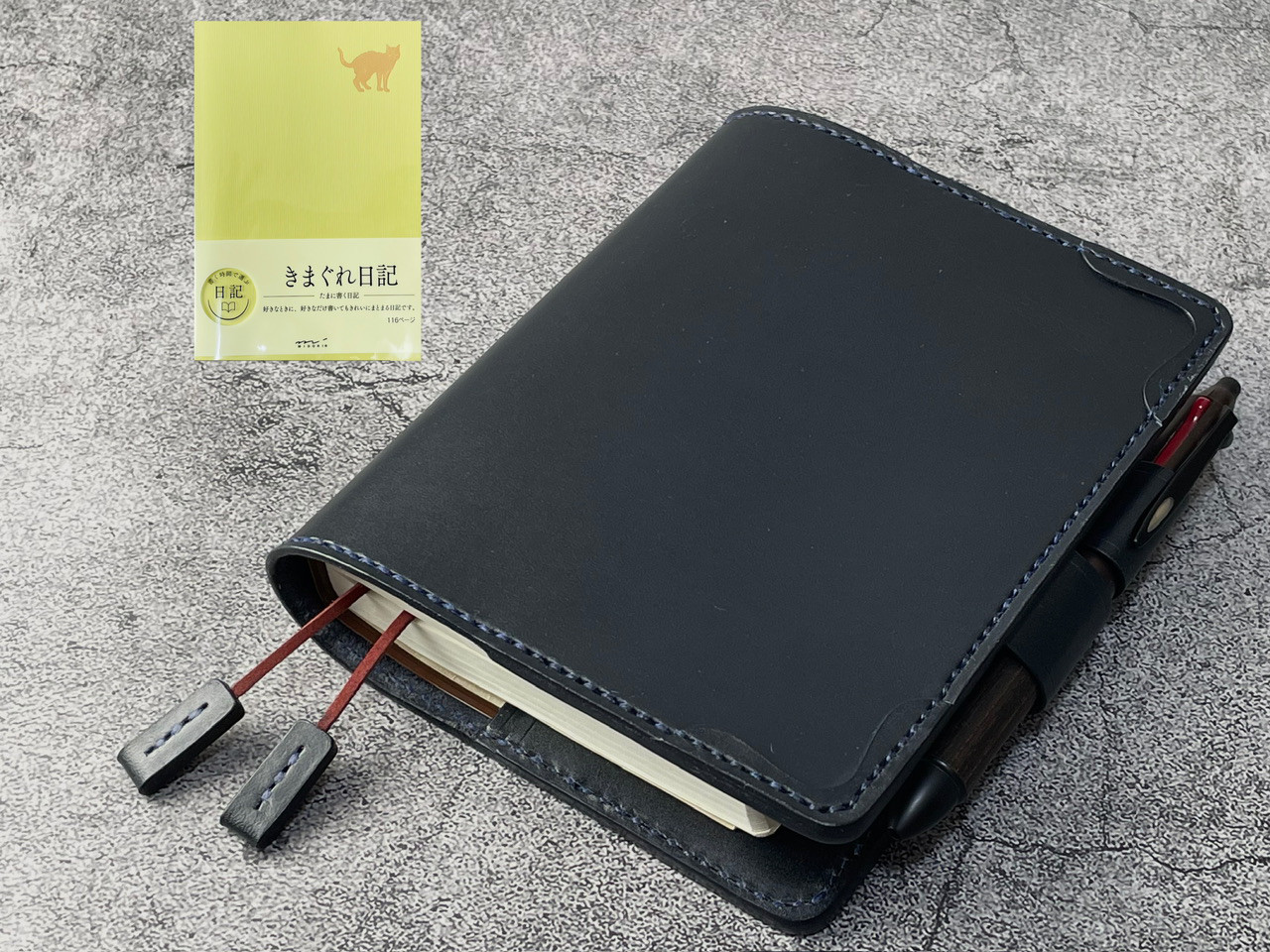 【手縫】ミドリ(MIDORI) きまぐれ日記A5用ネイビー本革手帳カバー2本しおり付（バタフライストッパー）