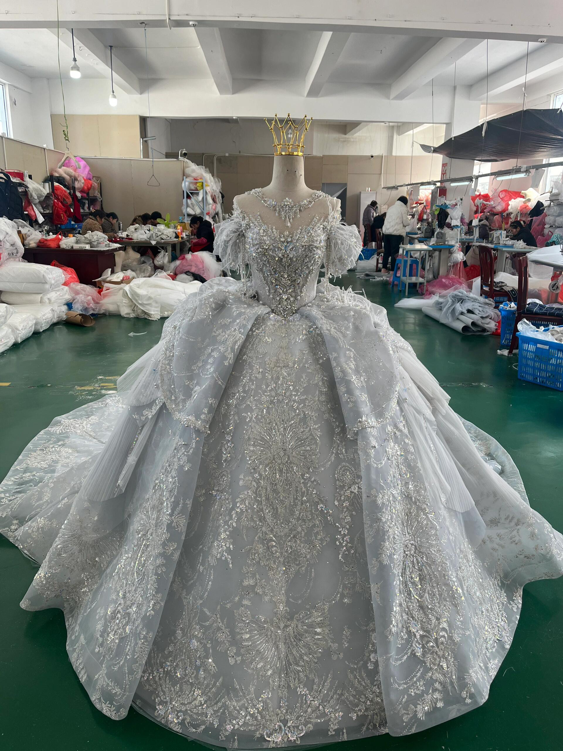 高品質保証　韓国スタイル　首レス付き　オフショルダー袖あり　二の腕カバー上品　クラシカル華やかなトレーン　フランスレース