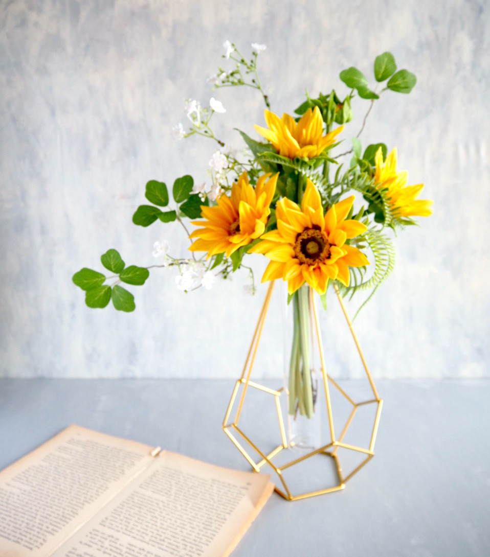 幾何学的ゴールドワイヤー花瓶setひまわりブーケのナチュラルアレンジ