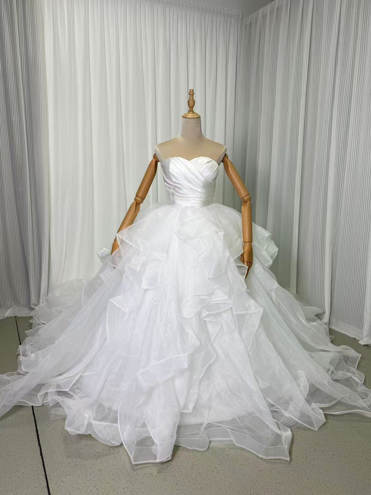 送料無料！ウェディングドレス  ベアトップ 華やかなトレーン リボントレーン  デザイン感 結婚式 ブライダル