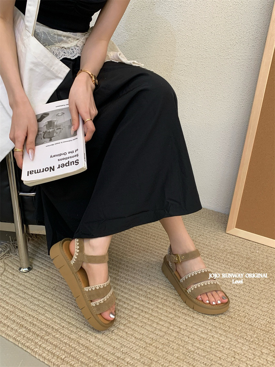 復古森系厚底本革サンダル女夏2025新型ボヘミア風スカートに足指出しビーチシューズ女