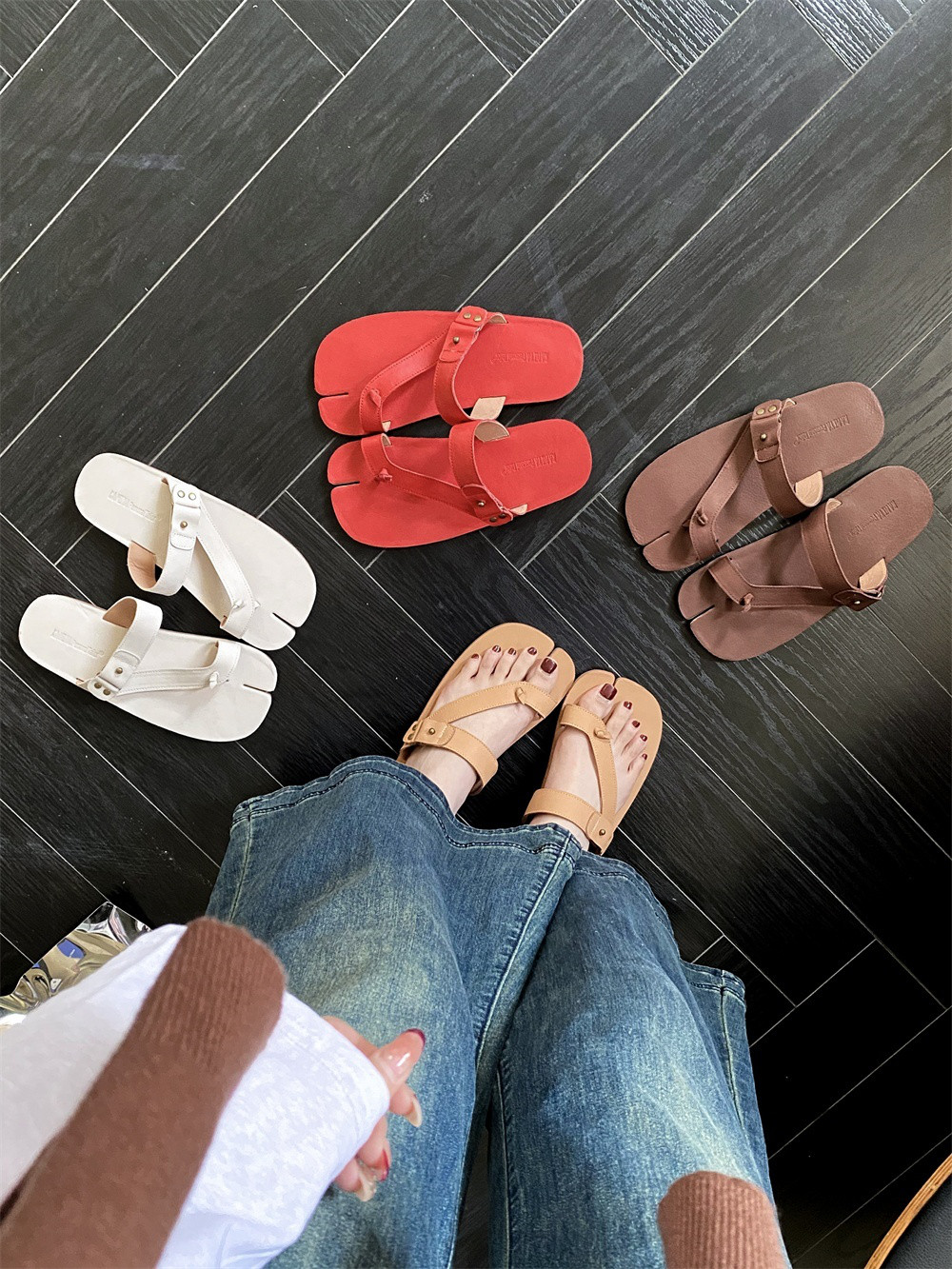 本革の足指カバー付きフラットスリッパ女夏2025年新ミニデザイン感レトロリゾートビーチサンダル