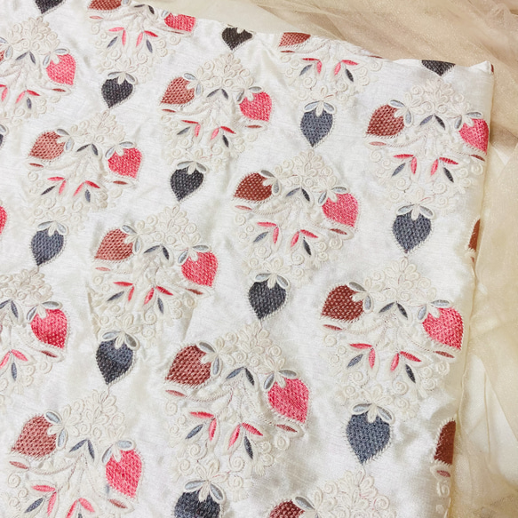 インド刺繍生地 【98cm×45cm】刺繍部分 白 いちご ファブリック 生地