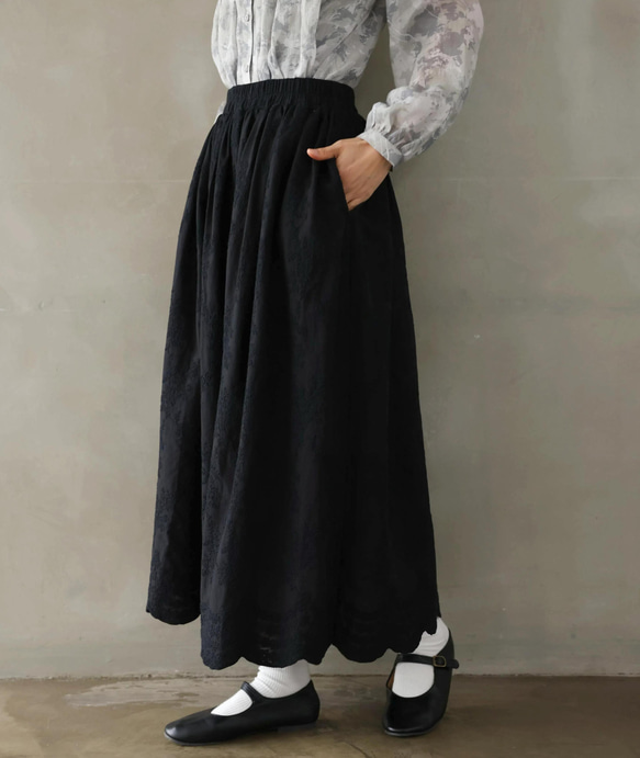 特別感のある　ふんわり広がるフラワー刺繍ロングスカート　裏地付き　ギャザースカート　ブラック250603-3 2枚目の画像
