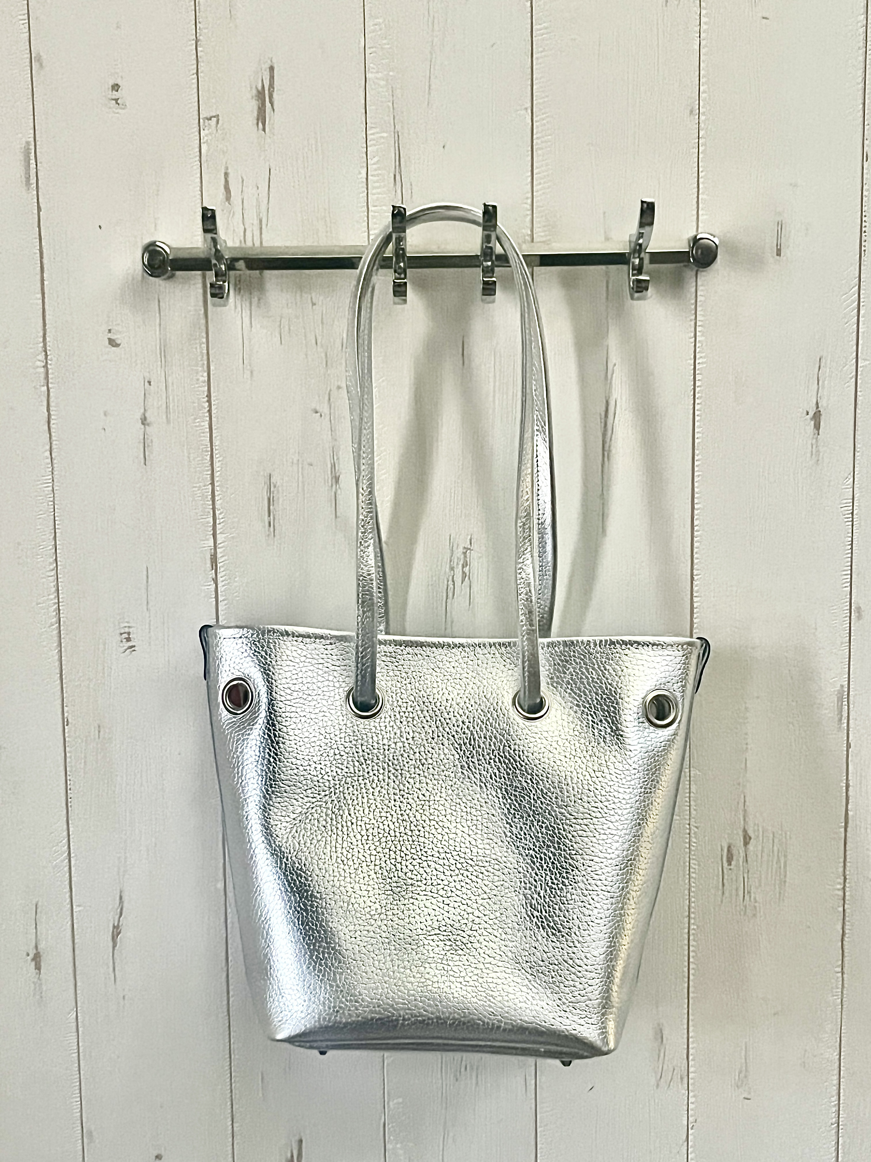 シルバーのいろんな持ち方ができるミニバッグ