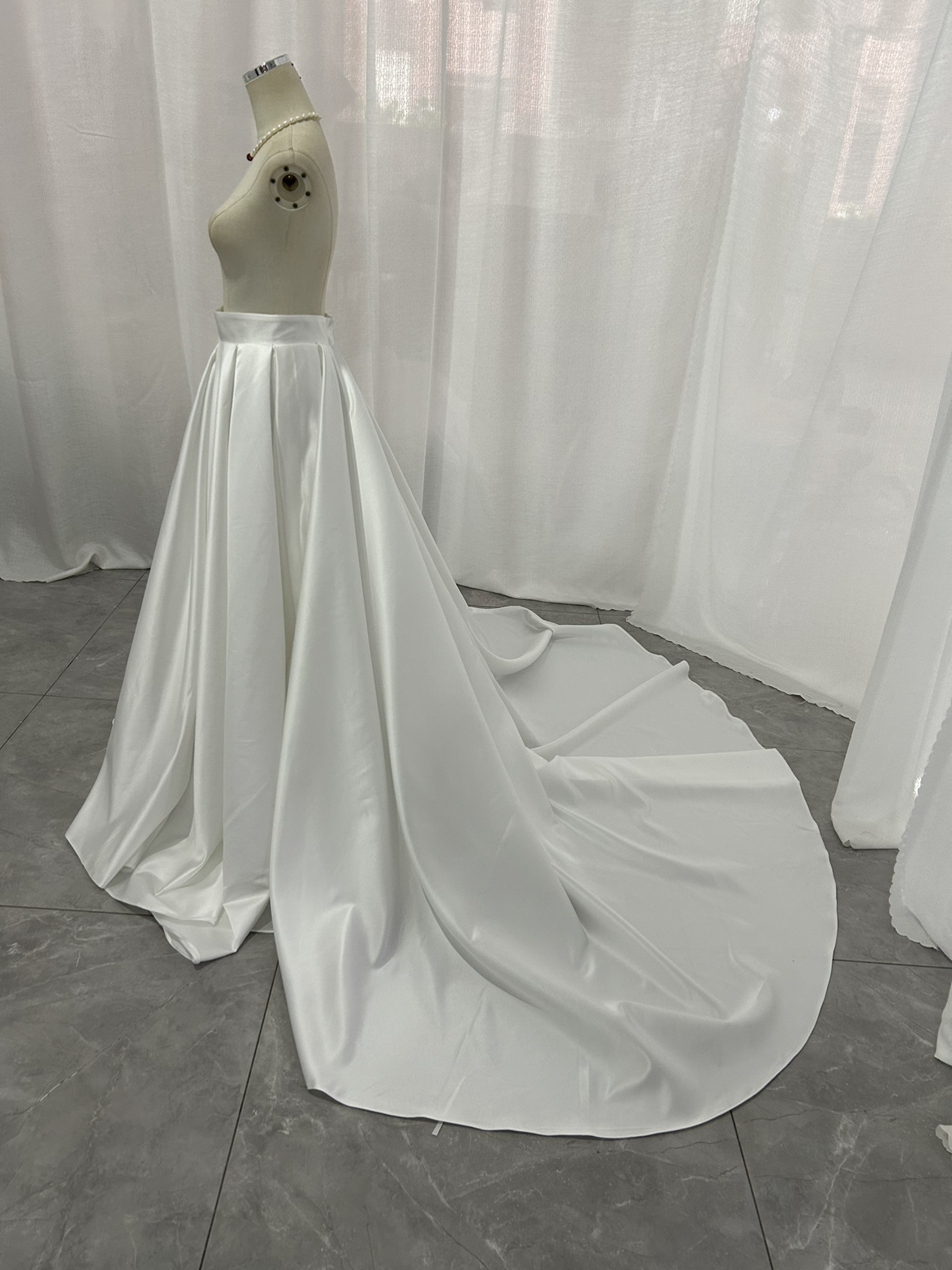 送料無料！オーバースカート　くるみボタン　ロングトレーン　ウエディングドレスお色直し　サテンドレス　挙式/演奏会/前撮