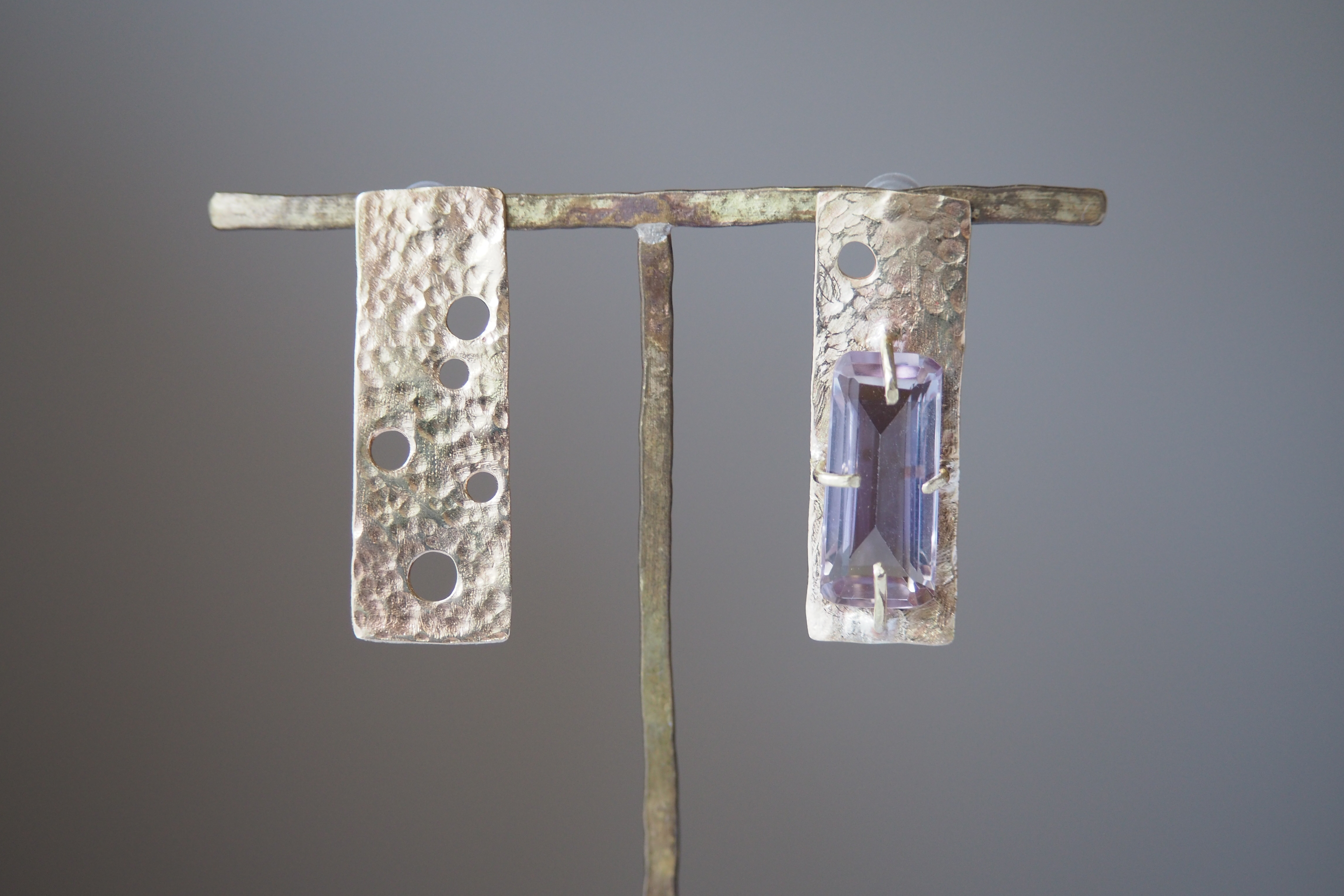 dots　アメジストと真鍮のピアス ◼pivo◼2378