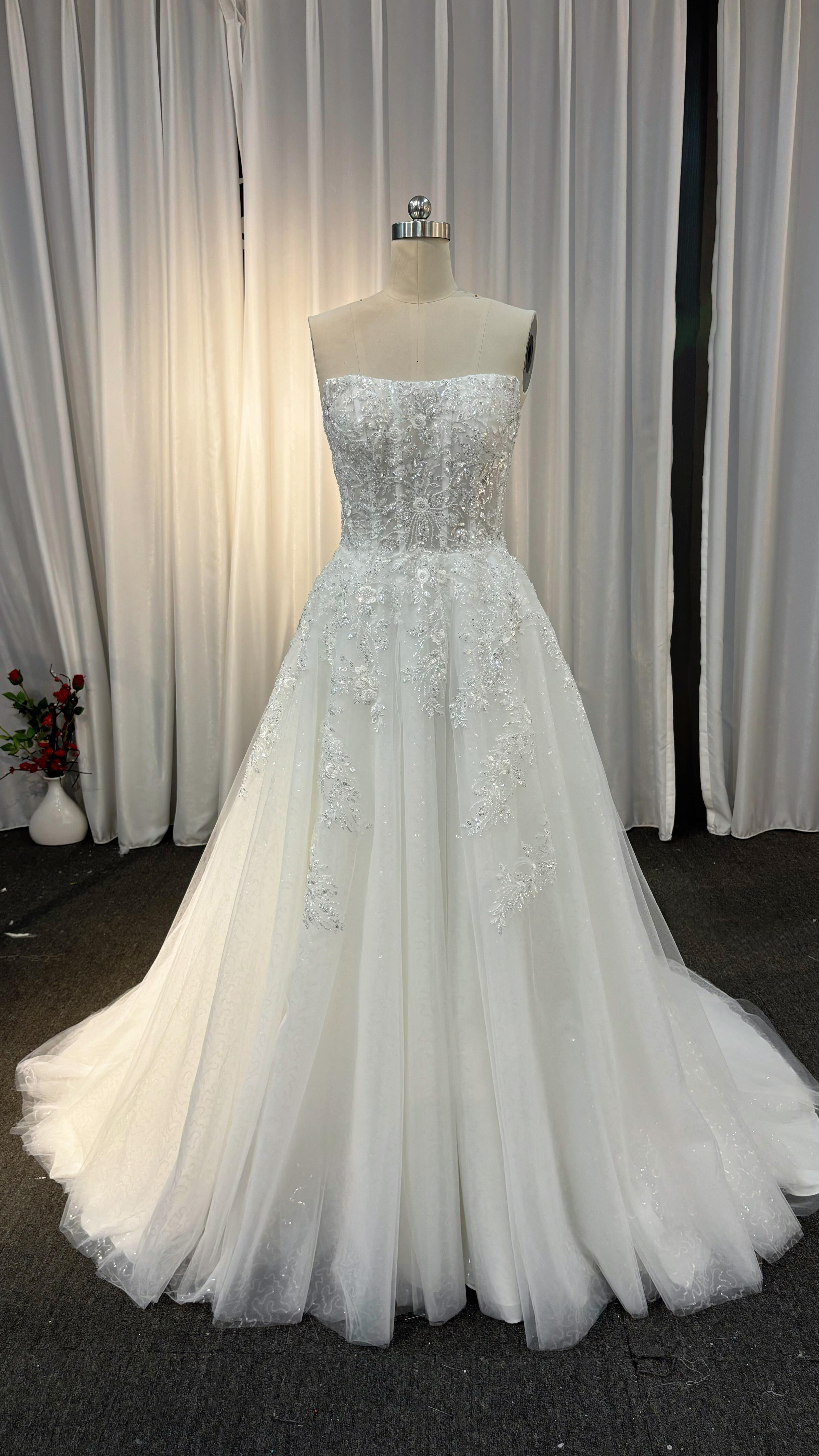 2025新作　高品質ビジュー　ビスチェライン　短いトレーン　ホワイト　ふんわりチュール　細見えシルエット　エレガント夏婚