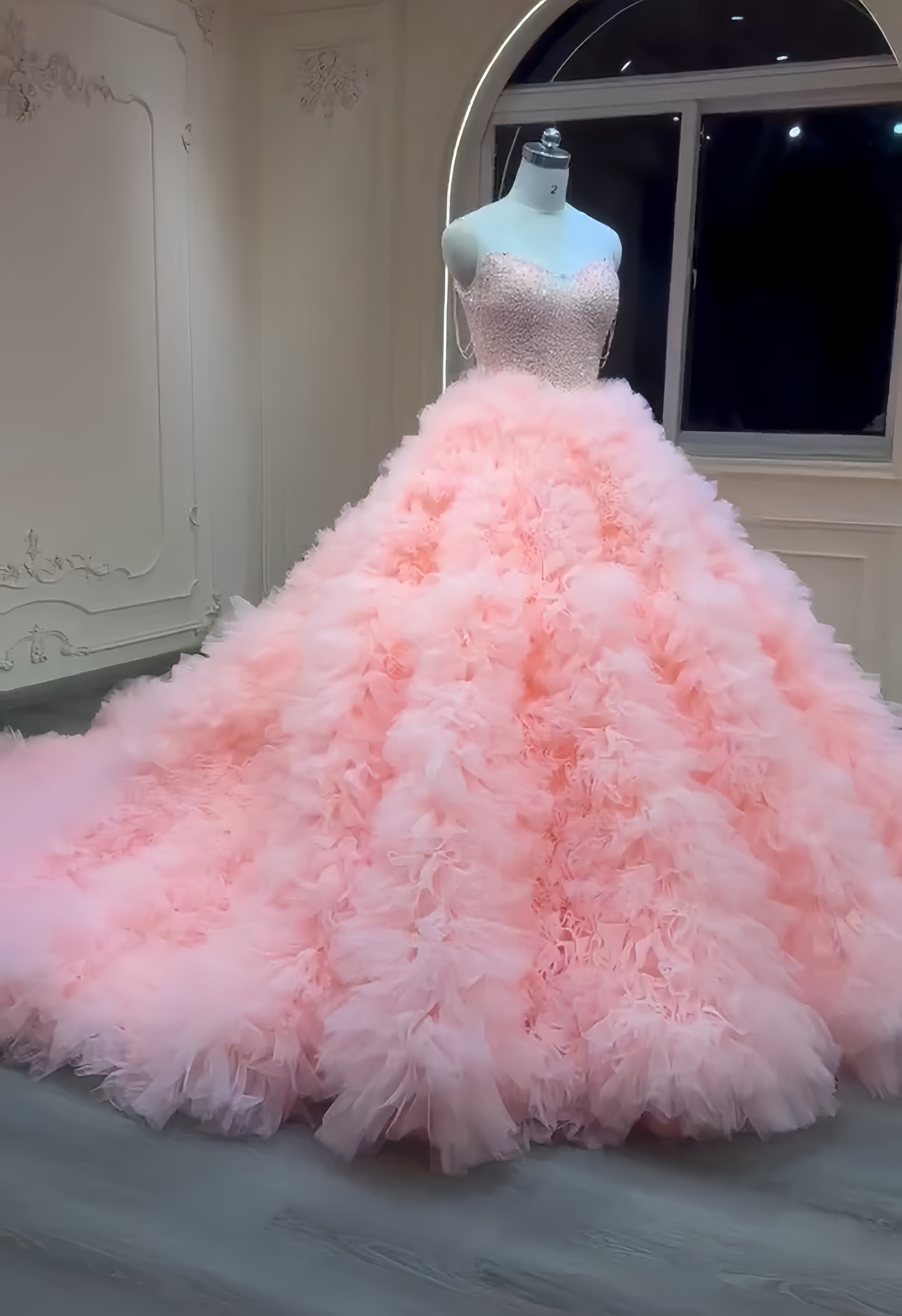 可愛い　たっぷりストーン　ラッフルスカート花嫁　華やかなカラードレス　音楽会演奏会チューブトップ　ギャザースカート前撮り