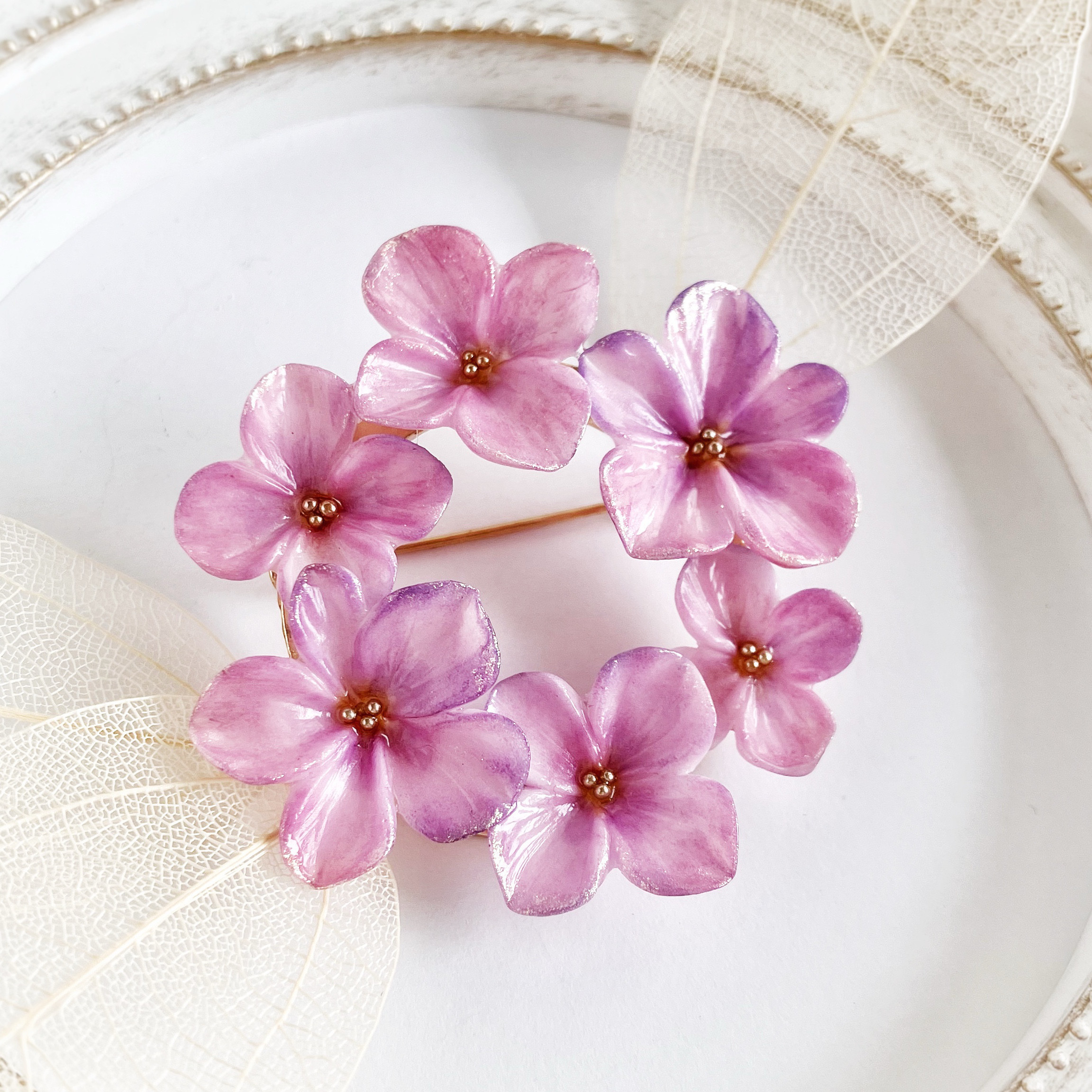 アンティークパープルの紫陽花リースブローチ(アジサイ/ハンドメイドクレイフラワー/リング型)