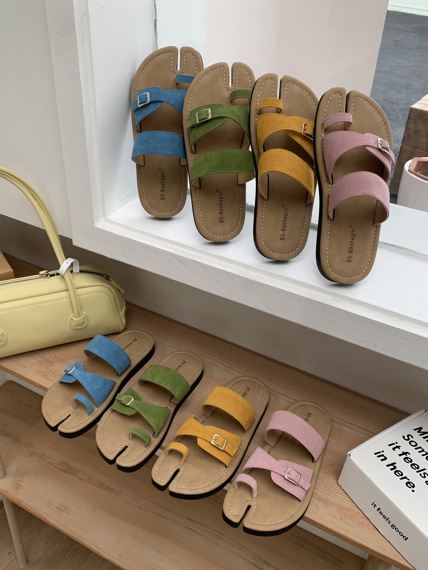 足指カバー本革スリッパ女性用外履き2025夏新作フラット快適滑り止めピンク仙女風ビーチシューズ女性